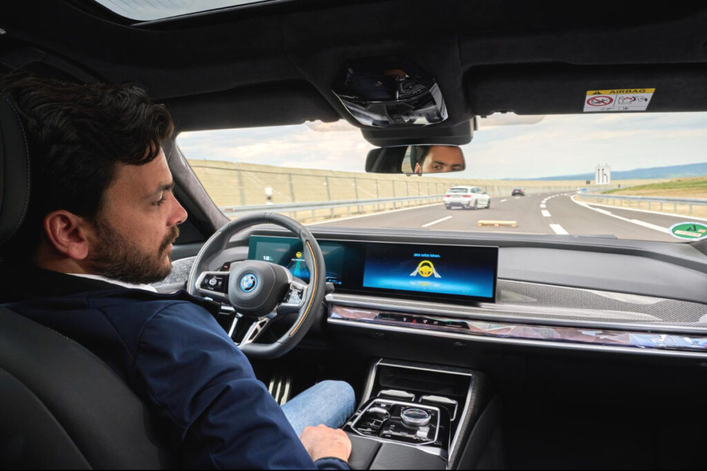 "이렇게라도 이기고 싶어요..." BMW, 벤츠 잡기 위해 7시리즈에 이런 것까지...? 2 BMW