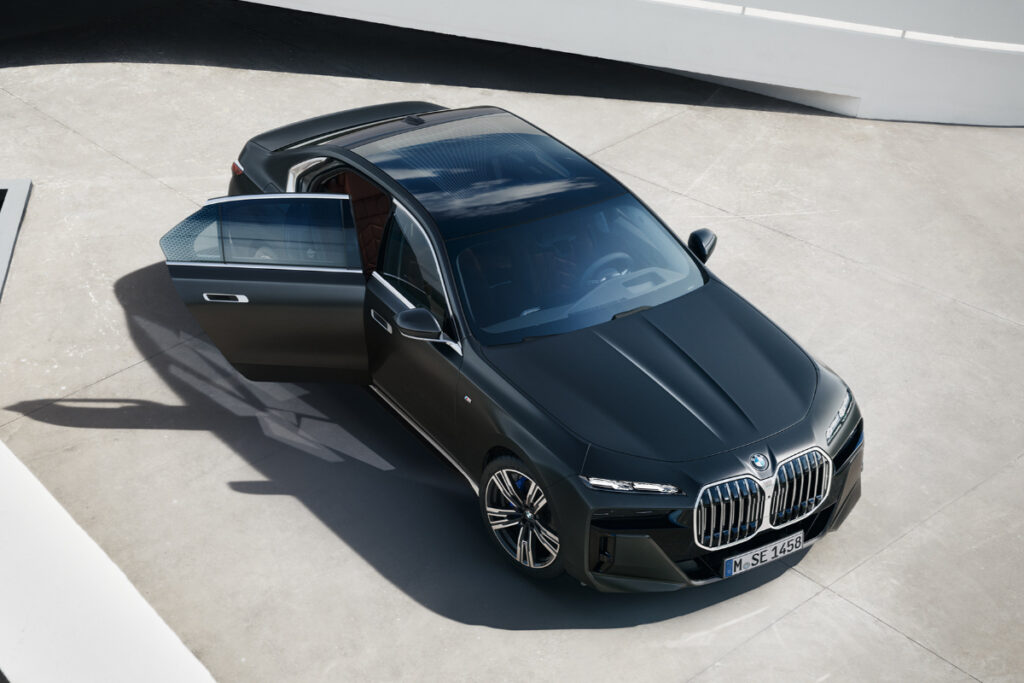 "이렇게라도 이기고 싶어요..." BMW, 벤츠 잡기 위해 7시리즈에 이런 것까지...? 4 BMW