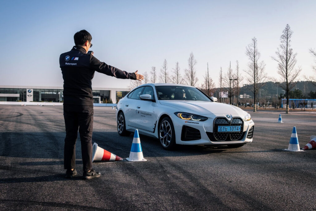 "이 차가 왜 여기에…?" BMW 코리아가 고성능 전기 세단을 활용하는 방법 2 BMW 코리아 (2)