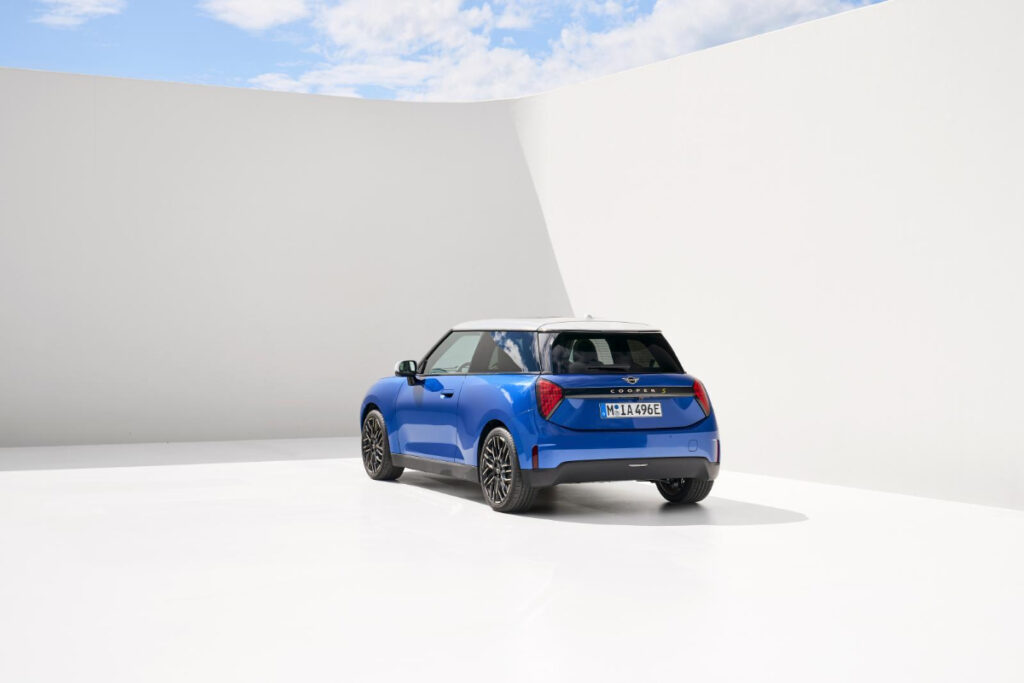 "실내가 예술이네…" 극강의 미니멀리즘 자랑하는 소형차, 디자인과 성능 모두 잡았다 5 소형차 (5)