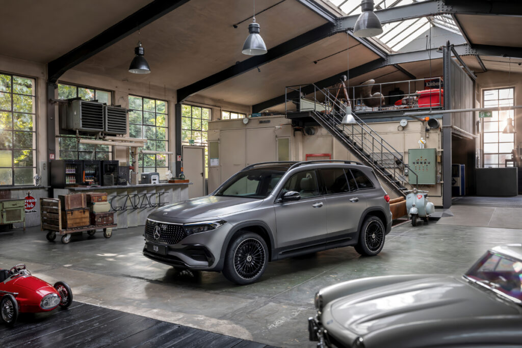 "BMW 어쩌나…" 상품성은 '업', 가격은 동결시킨 벤츠 신형 전기차, 이걸 안 산다고? 3 벤츠 (3)