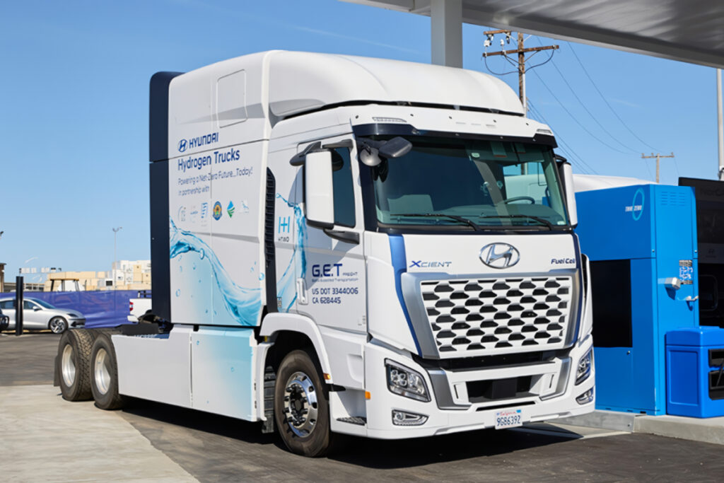 "뭐 하나 빠지는 게 없네?!" 첨단 주행 신기술 대거 적용한 신형 수소전기트럭, 어디까지 좋아지려고… 2 수소전기트럭 (2)