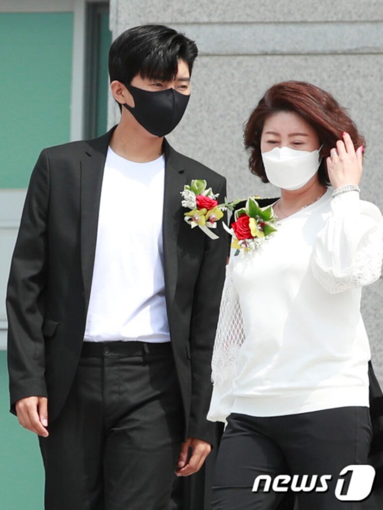"이게 진정한 모성애구나" .. 임영웅 母가 생활고에도 재혼하지 않고 홀로 임영웅을 키웠던 이유 (+근황) 3 생활고