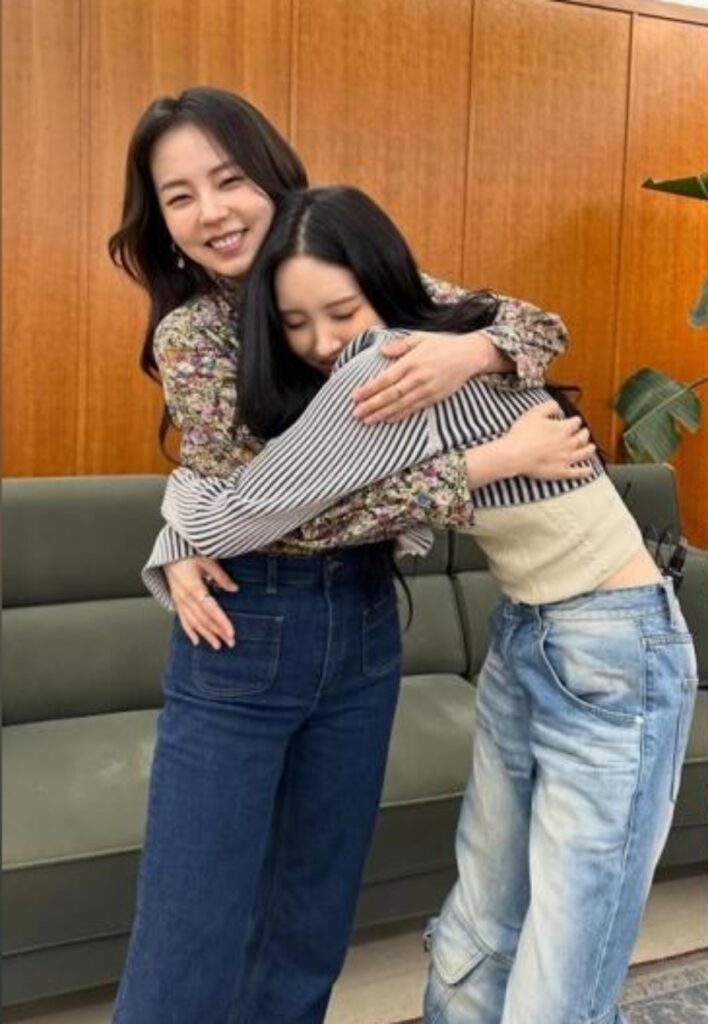 세월이 흘러도 '지금 모습 그대로', 소희 ♥ 선미 사진 '공개'에 팬들도 울컥 (+ 박진영까지?) 2 소희