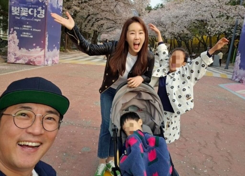 54살의 나이에도 '뜨거운 스킨십' 유지 중인 슈퍼스타의 일상 3 54살