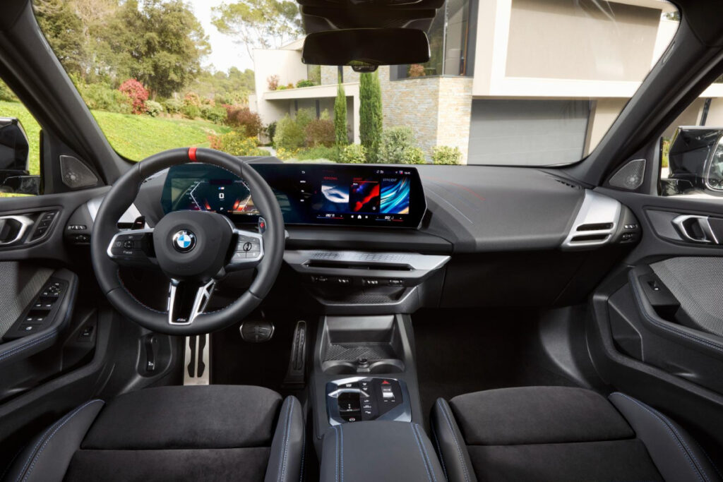 "K3 단종 아니었어?!" 신형 컴팩트 해치백 공개한 BMW, 어디서 봤나 했더니… 3 BMW (3)