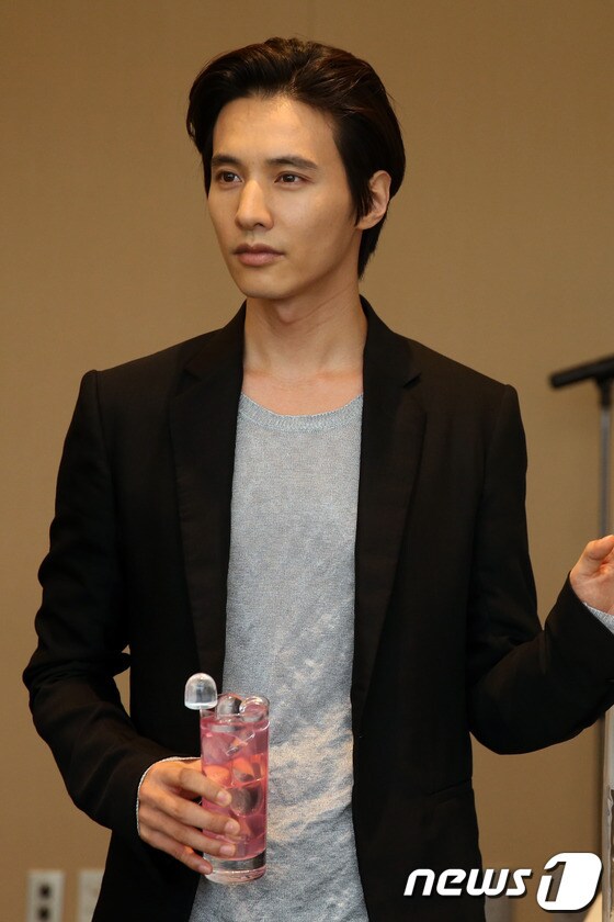 "모두가 부러워 할 일상" ... '14년째' 방송 출연 안 하는 대표 꽃미남 배우의 놀라운 근황 3 대표