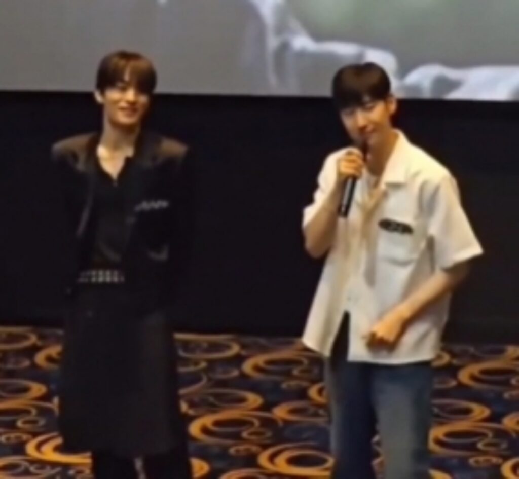 '농담과 무례 사이?' .. 티켓값 환불 요구한 팬, 당황하는 배우들의 모습이 그대로 포착되었다 2 환불