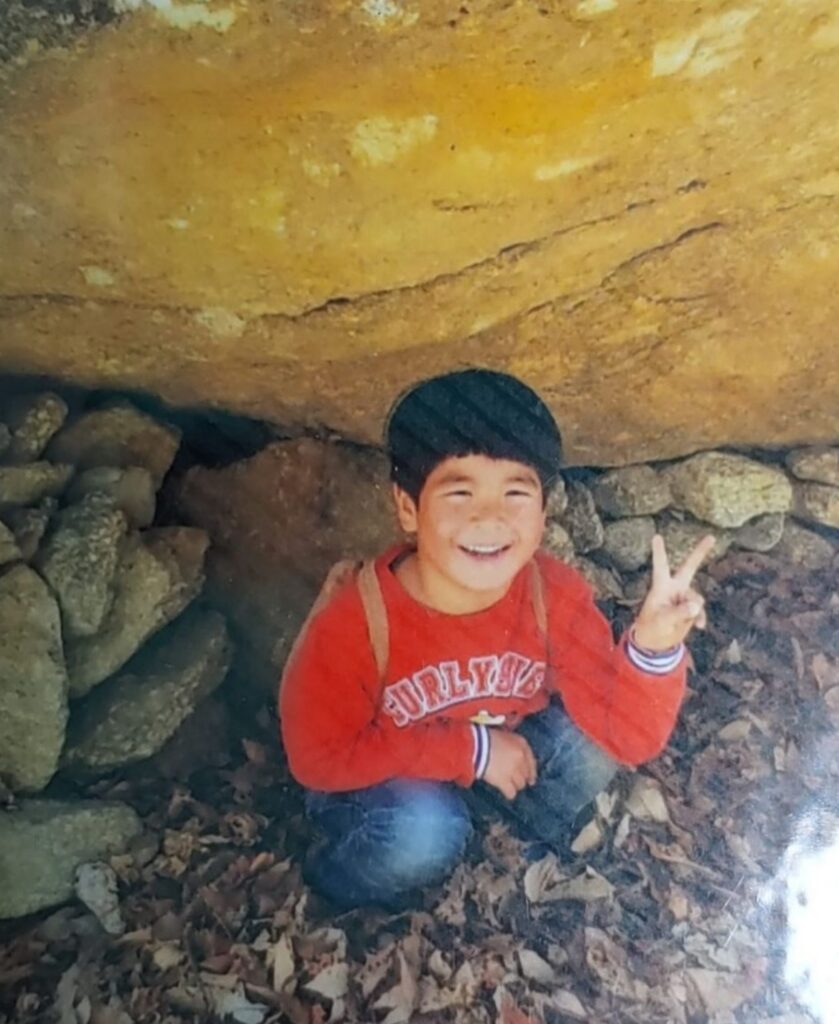 "또 다른 아들이었다" ... 세상을 떠난 팬을 위해 직접 납골당에 찾아간 트로트 가수 3 트로트 가수