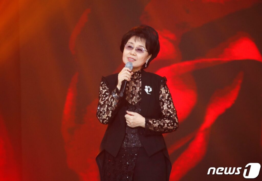 "나야, 아빠야?" … 8년 만에 만난 딸 때문에 남편과 헤어진 가수 4 가수