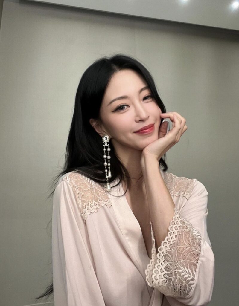 "내 남편은요" ... 노래방에서 만난 10살 연하와 결혼한 유명 여배우 3 남편