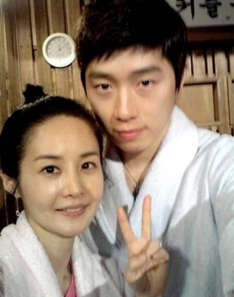 "난 반대하겠네" ... 시부모님의 반대에도 8살 연하남과 재혼한 여배우 3 시부모님