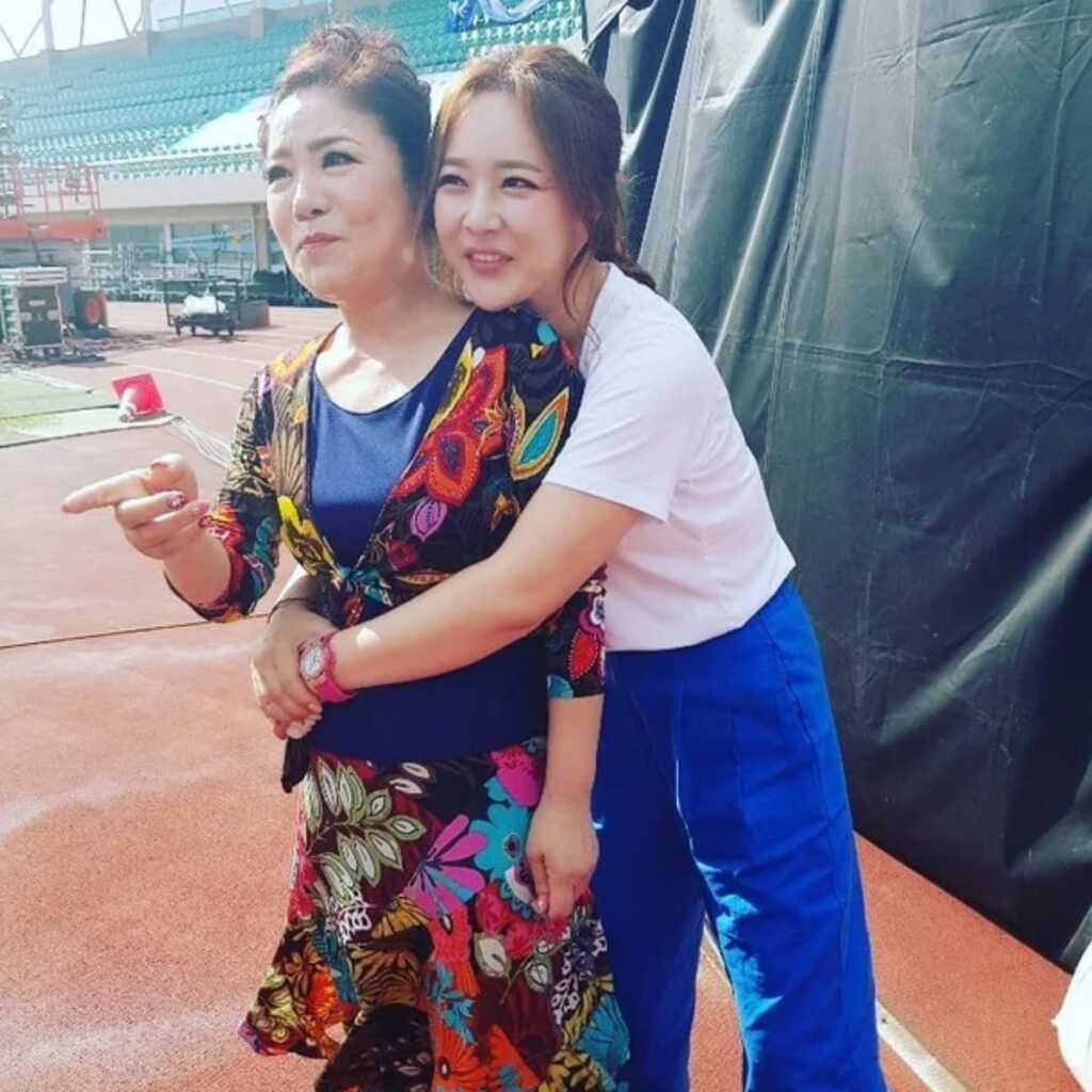 "트로트 가수가 웬 말" ... 욕먹었던 공연장에 천만 원 기부한 트로트 가수 2 김연자
