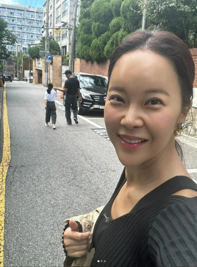 "남자친구? 있습니다" ... 홧김에 9살 연하 남친 공개한 유명 가수 2 남자친구