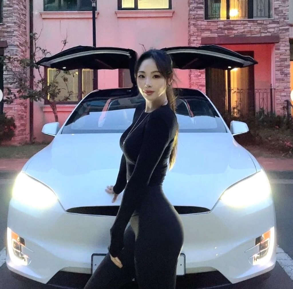 '전용기 타고 생일파티' .. 신수지의 고급 슈퍼카의 정체 4 신수지