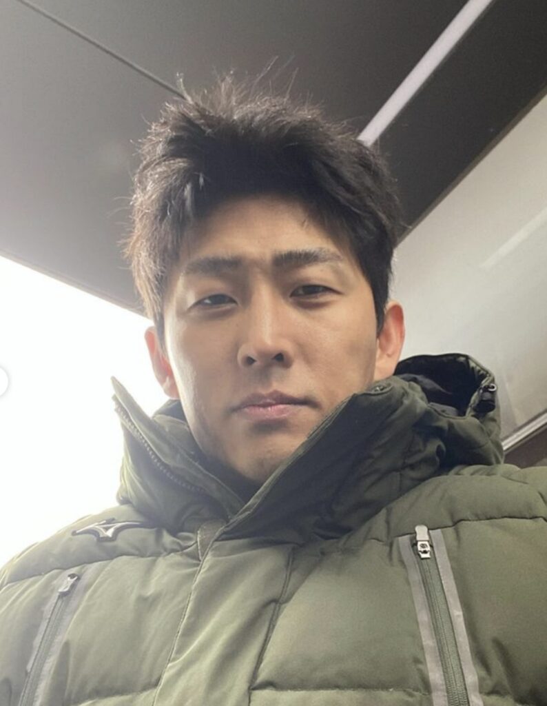 "신부님?" ... 뜻밖의 과거를 고백한 배우의 정체 2 신부님
