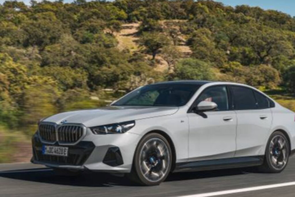 "7년 왕좌가 무너졌다".. BMW는 웃고, 벤츠는 '한숨만' 5 BMW