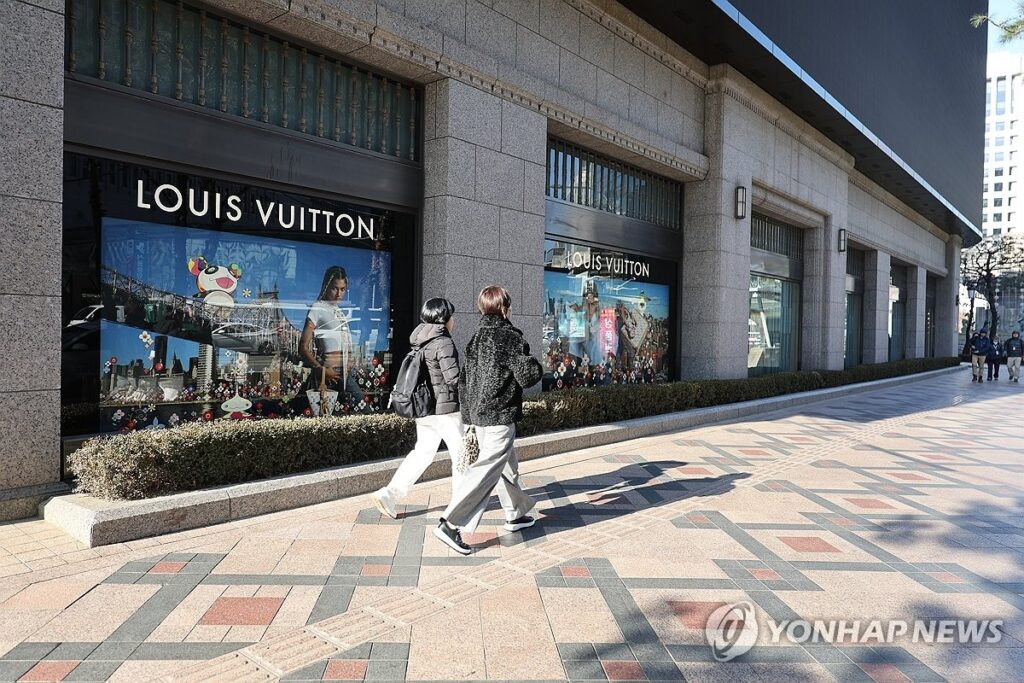"중국인들에게 절대 팔지 마" .. 한국서 명품 쇼핑하던 중국인들의 '실체' 6 중국