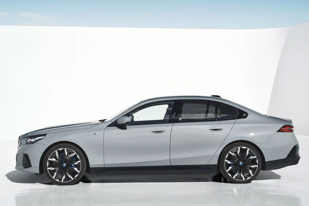 "벤츠 제치고 당당히 1위" .. BMW, 최강자로 우뚝 선 '비결' 2 벤츠