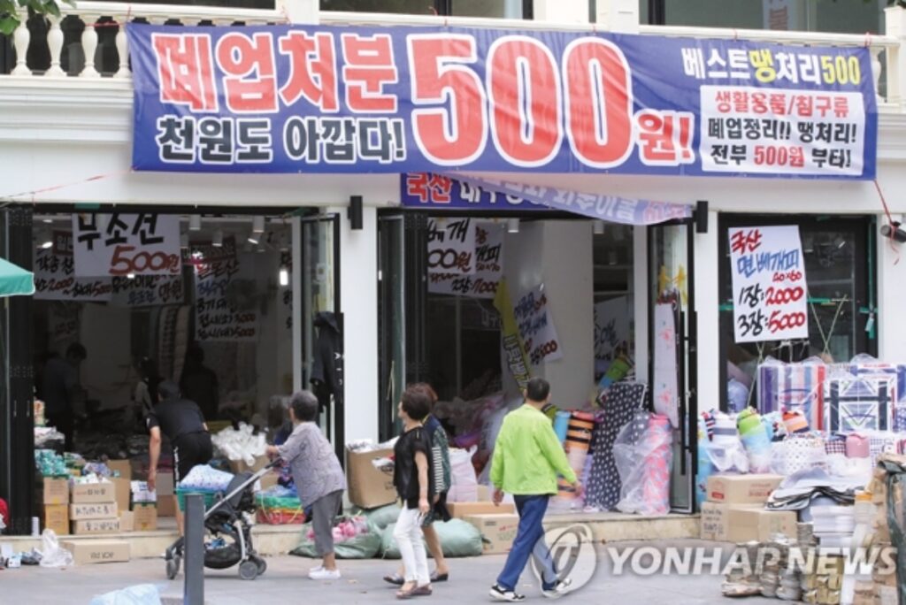 처절한 현실 "평생 모은 돈 다 까먹었다"... 5060 자영업자, 막막한 상황에 '시름' 4 자영업자