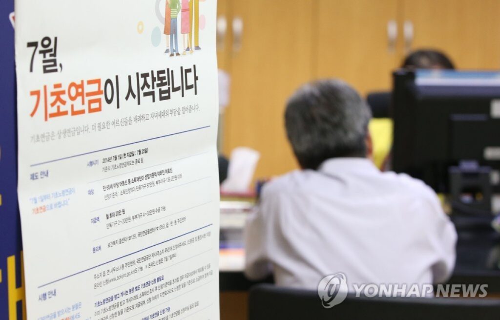 나는 토해내라더니 "월 745만 원 벌고 12억 자가 있어도 받는다?"… 엇갈린 혜택에 고령층 '분노' 5 고령층