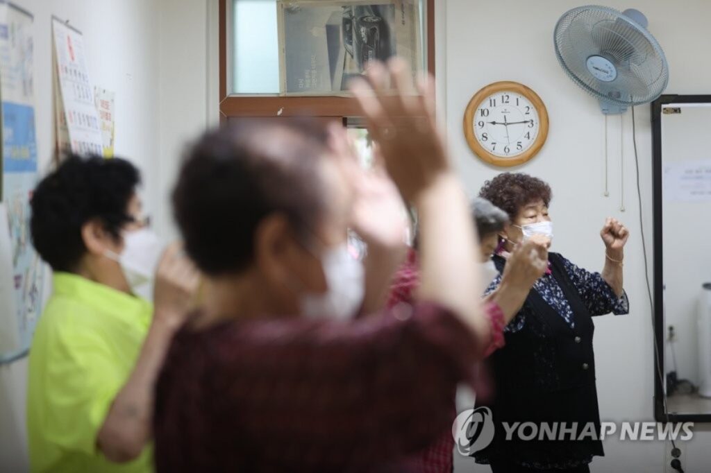 "옆집 노인 매일 어디 가나 했더니"… 수십만 명 줄 서는 '이곳', 우리 동네에도 생긴다는데 4 노인