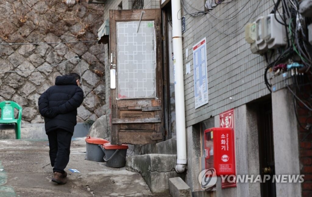"사각지대에 놓인 중장년층"… 벼랑 끝으로 내몰린 5060의 현실 '어쩌나' 3 5060