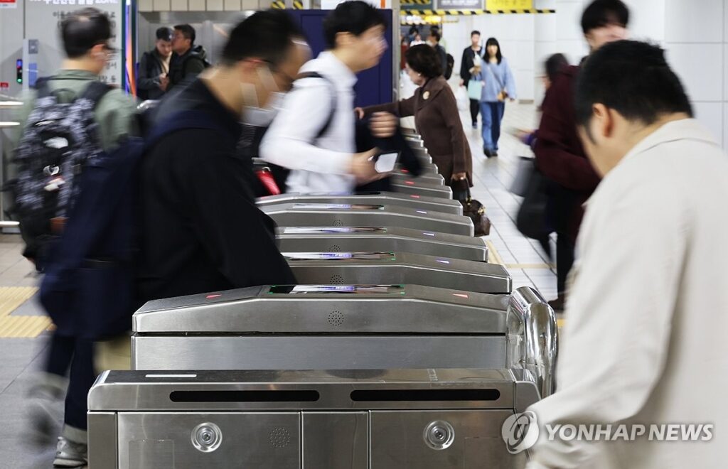 출퇴근길 지옥철도 힘든데 "10만 원씩 내라고?"… 갑작스러운 발표에 서민들 '발 동동' 3 지옥철