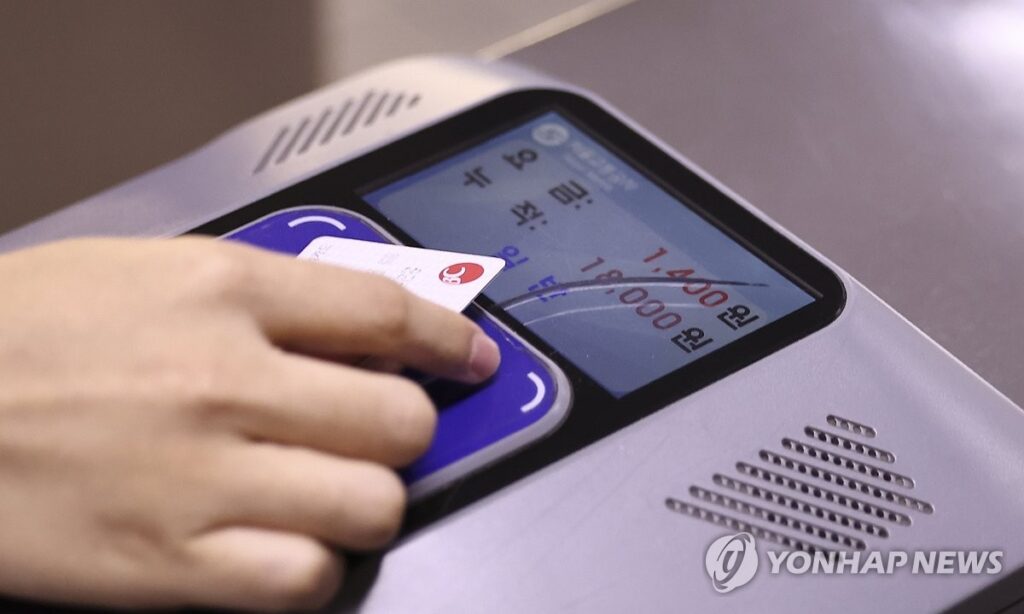 출퇴근길 지옥철도 힘든데 "10만 원씩 내라고?"… 갑작스러운 발표에 서민들 '발 동동' 2 지옥철