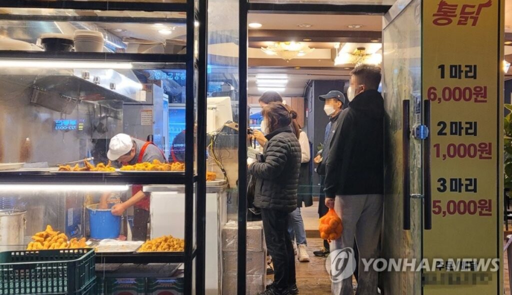 온 국민 소울 푸드인데 "못 먹을지도 모른다고?"... 사상 초유의 사태에 '비상' 2 닭고기
