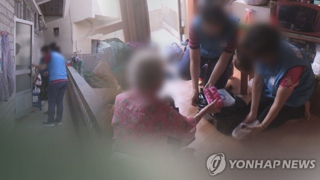 어르신들에게 꼭 필요한데 "100만 명 부족하다"... 정부가 내놓은 결과에 고령층 '발 동동' 3 요양보호사