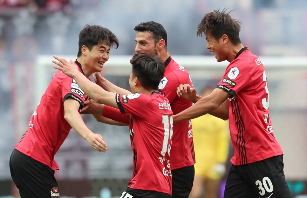"평생 과메기 무료 배달?" .. 은퇴 고민하던 레전드, 18년 만에 내린 '결단'에 특급 혜택? 4 축구