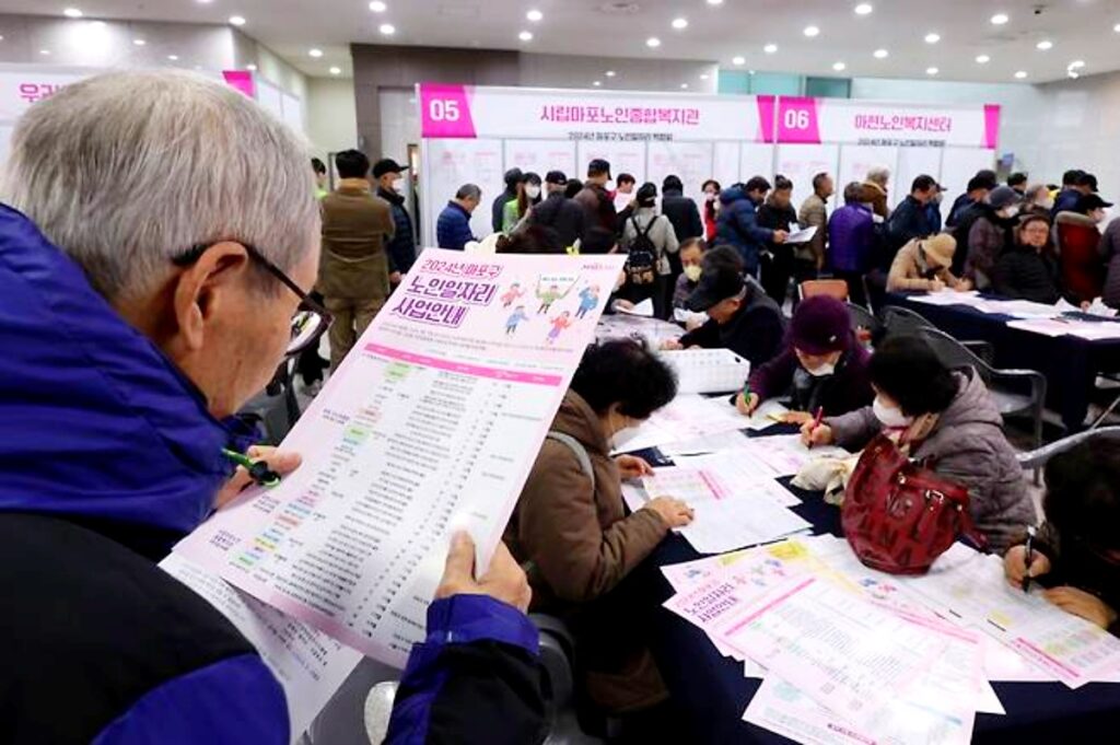 뼈 빠져라 일해도 "노후 자금은 '텅텅'" … 대한민국 절박한 700만 노인들 '눈물' 2 노인