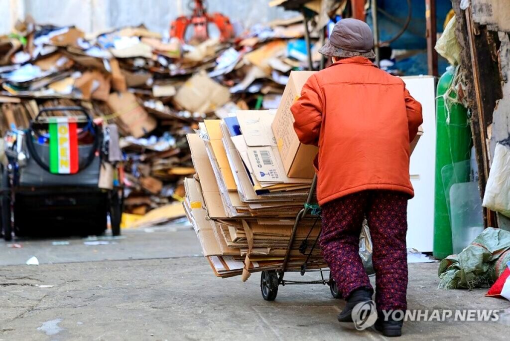 뼈 빠져라 일해도 "노후 자금은 '텅텅'" … 대한민국 절박한 700만 노인들 '눈물' 3 노인