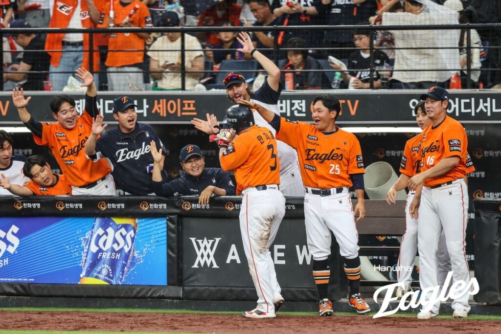 33년 만에 벌어진 일에 "이럴 수가 있나" .. 꼴찌팀 변신에 티켓팅 전쟁까지 '후끈' 2 한화