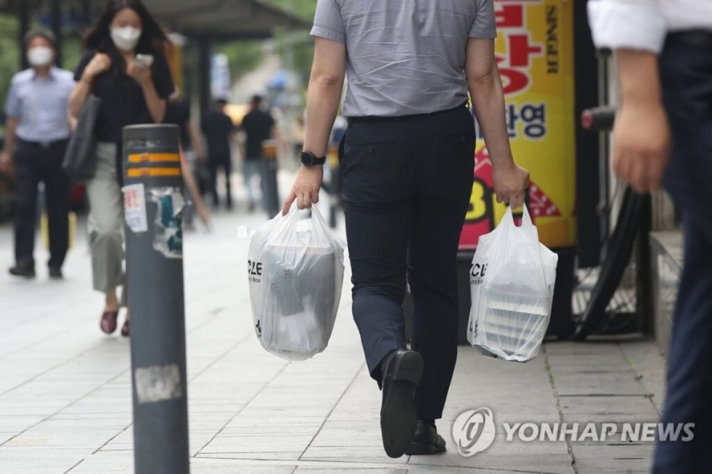 뼈 빠지게 일해도 "수입 절반은 홀라당 뜯겨요"... 간절한 호소에 정부가 '마침내' 4 배달앱