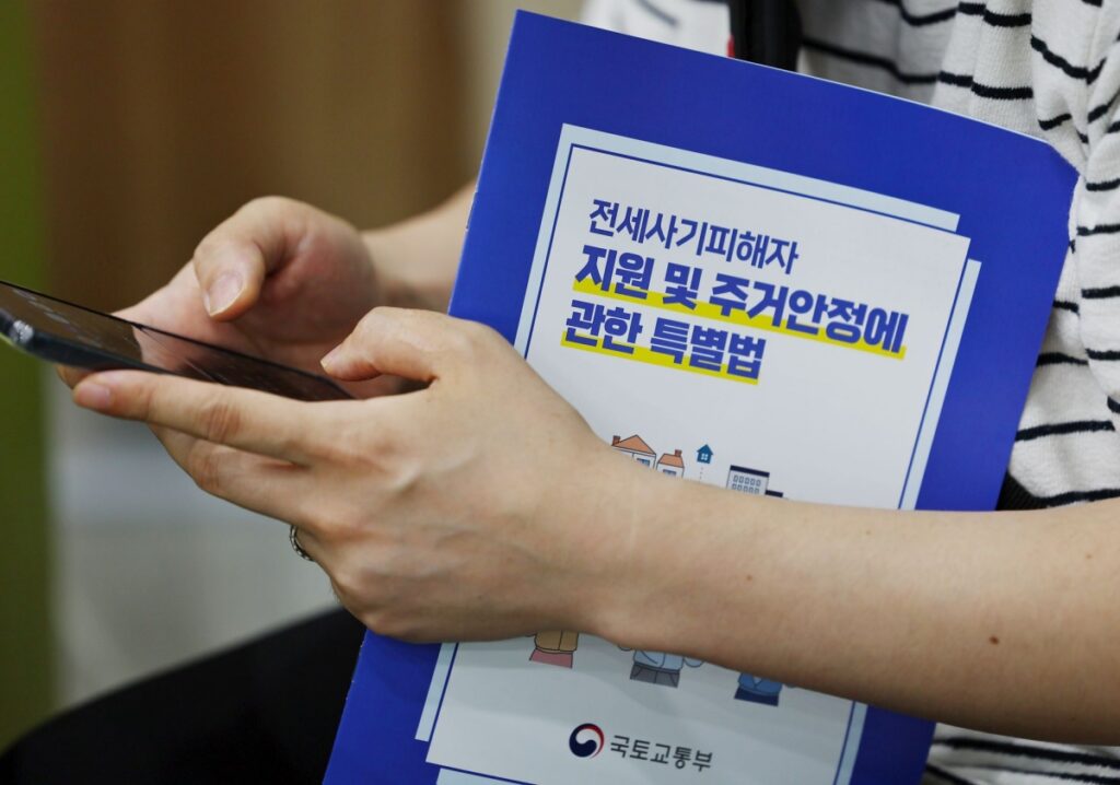피해자 줄줄이 나오는데 "우리나라만 활짝 열렸다"… 중국에게 '홀라당' 넘어가더니 '긴급경보' 4 부동산