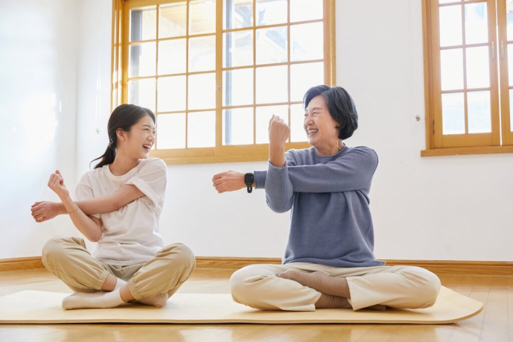 "비 오면 관절이 쑤신다더니 진짜였다" … 장마철 통증 완화의 비밀, 꼼짝 않고 있으면 더 '위험' 3 비