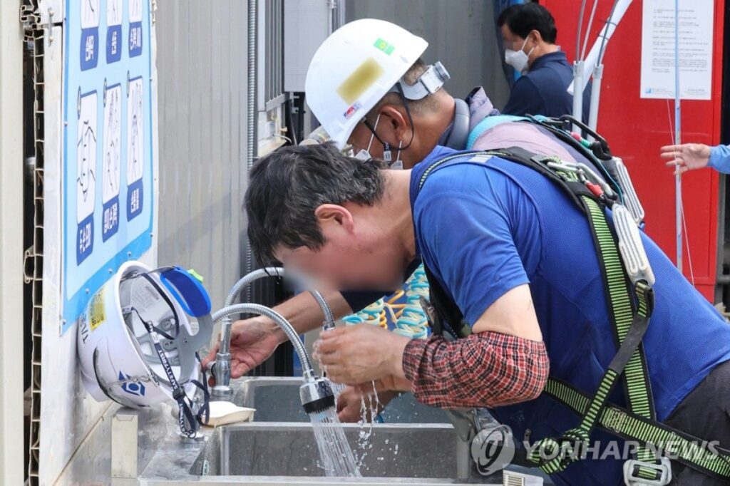 "살다살다 이렇게 더운 여름은 처음"… 역대급 살인 폭염에 정부도 '350억' 총동원 5 폭염