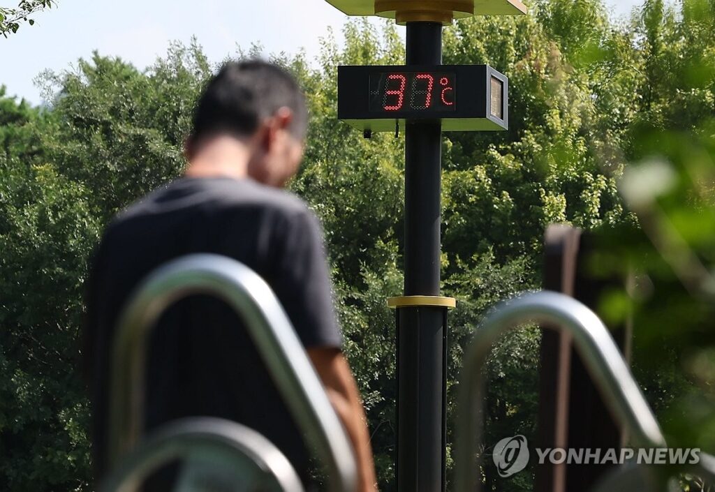 "살다살다 이렇게 더운 여름은 처음"… 역대급 살인 폭염에 정부도 '350억' 총동원 2 폭염