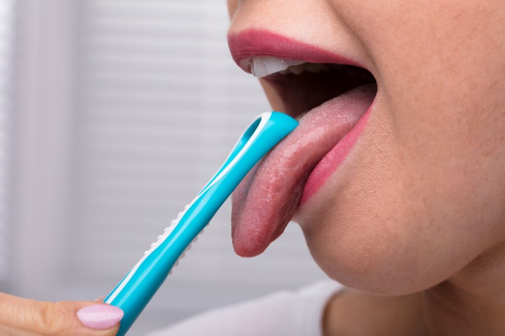 "칫솔로 혀 긁으면 평생 후회합니다" ... 잘못된 '설태 제거', 입냄새 악화시키는 진짜 원인 1 입냄새