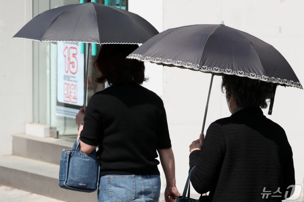 "양산 없다면 '이 색깔' 우산 쓰세요" … 비도 막고 햇빛도 막는 '여름 우산' 고르는 법 2 우산