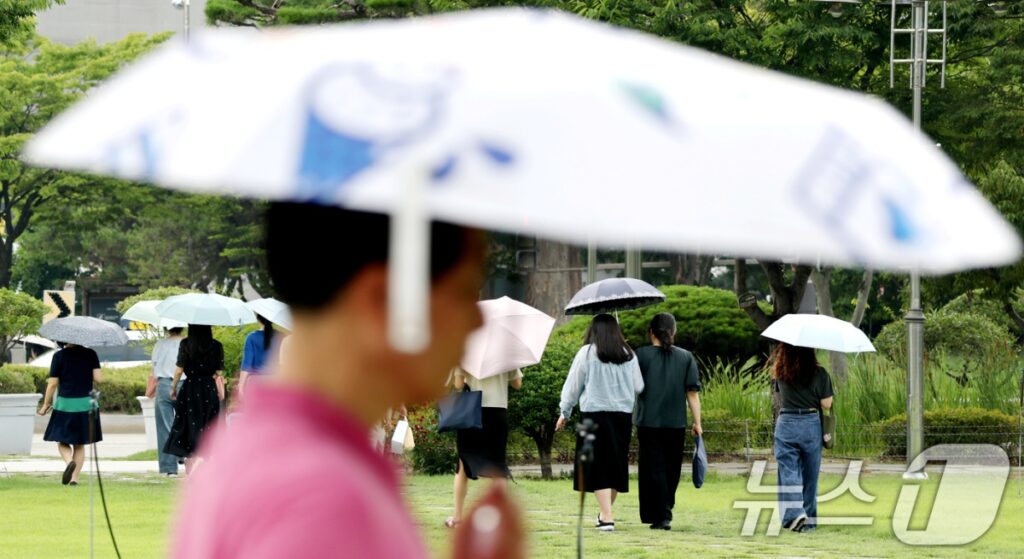 "양산 없다면 '이 색깔' 우산 쓰세요" … 비도 막고 햇빛도 막는 '여름 우산' 고르는 법 3 우산