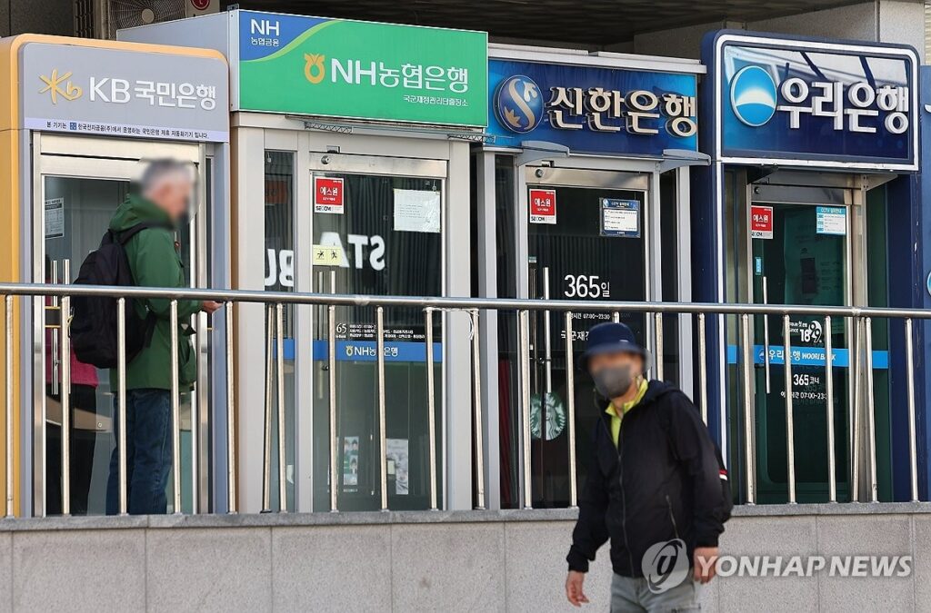 "갑자기 5200만 원을 달라고요?"… 딱 봐도 가짜인데 '홀라당' 속은 은행에 고령층 '날벼락' 5 은행