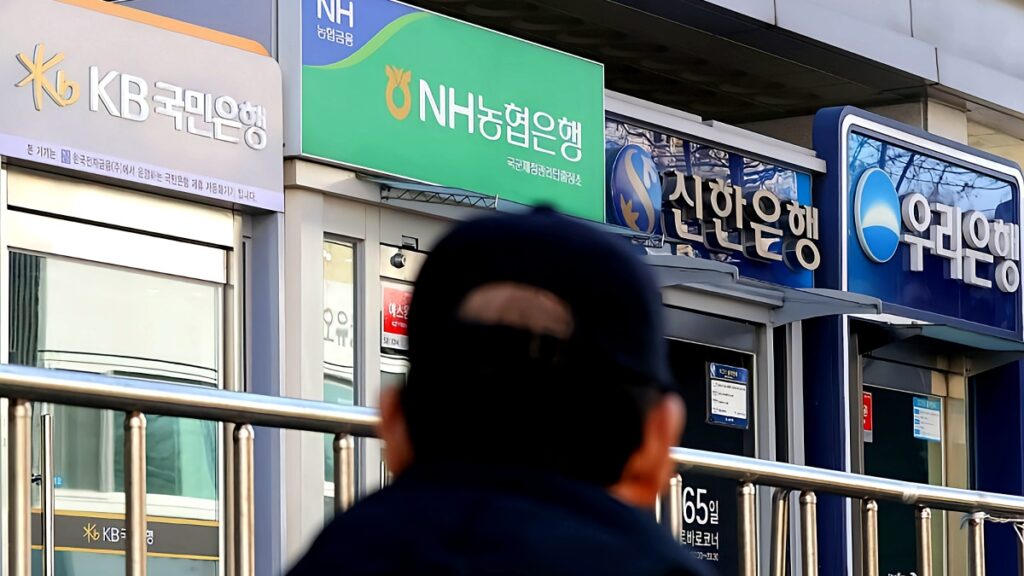 "갑자기 5200만 원을 달라고요?"… 딱 봐도 가짜인데 '홀라당' 속은 은행에 고령층 '날벼락' 1 은행