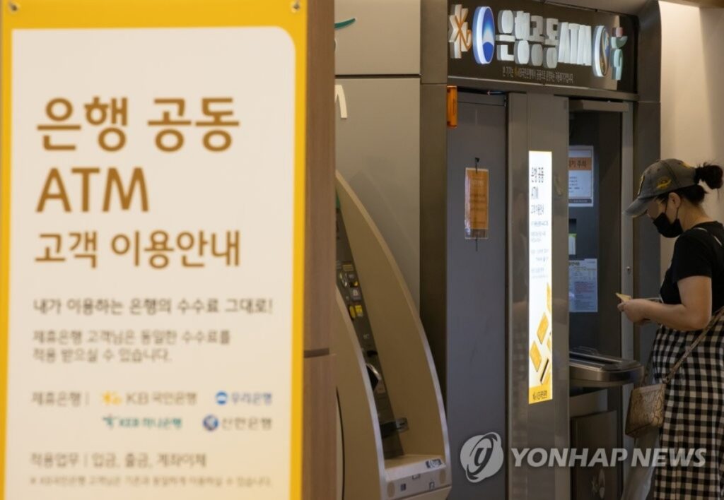 어르신들 못 살겠다 매달리는데 "들은 척도 안 한다"… 전국에 단 '4개'뿐인 현실에 고령층 '눈물' 4 고령층