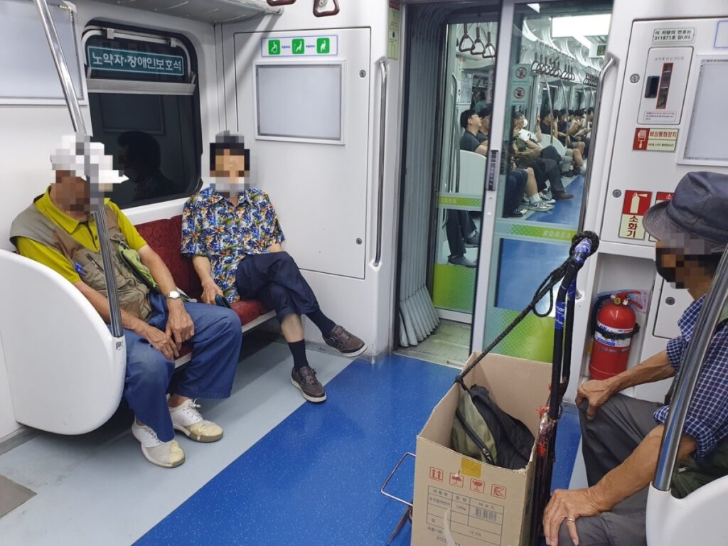 "어르신들 때문에 7228억 홀라당"… 더 이상 못 버틴다는 '이 제도', 갈 곳 없는 고령층 4억 명 '어쩌나' 4 고령층