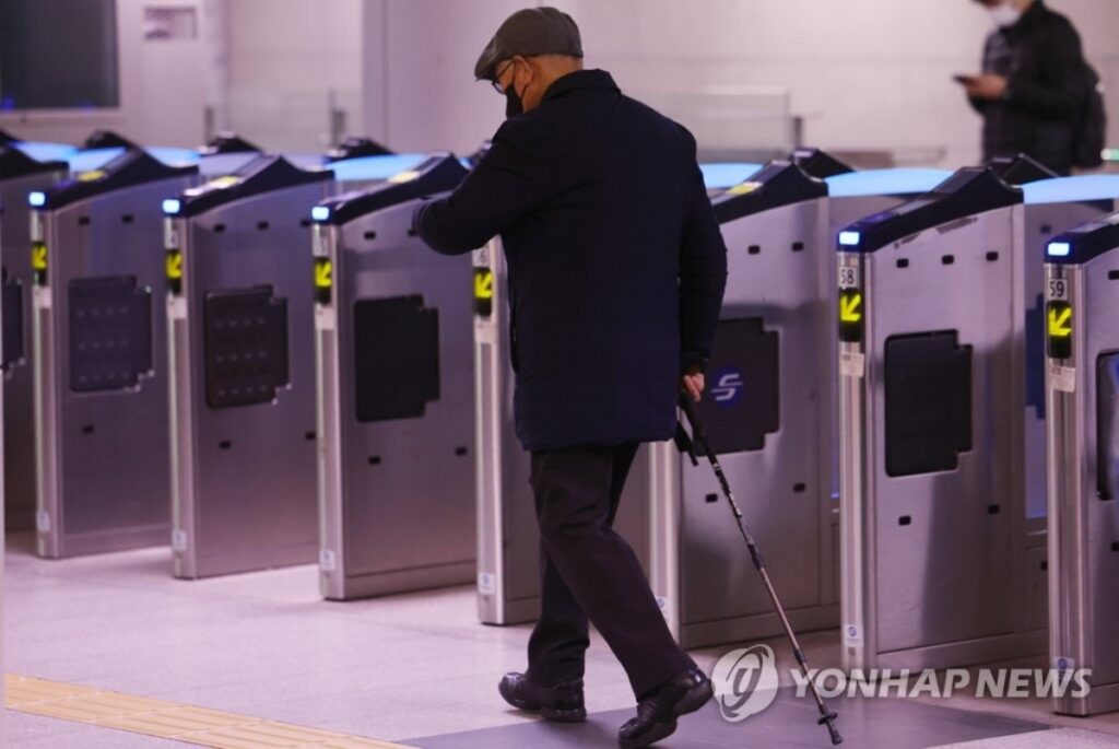 "어르신들 때문에 7228억 홀라당"… 더 이상 못 버틴다는 '이 제도', 갈 곳 없는 고령층 4억 명 '어쩌나' 5 고령층