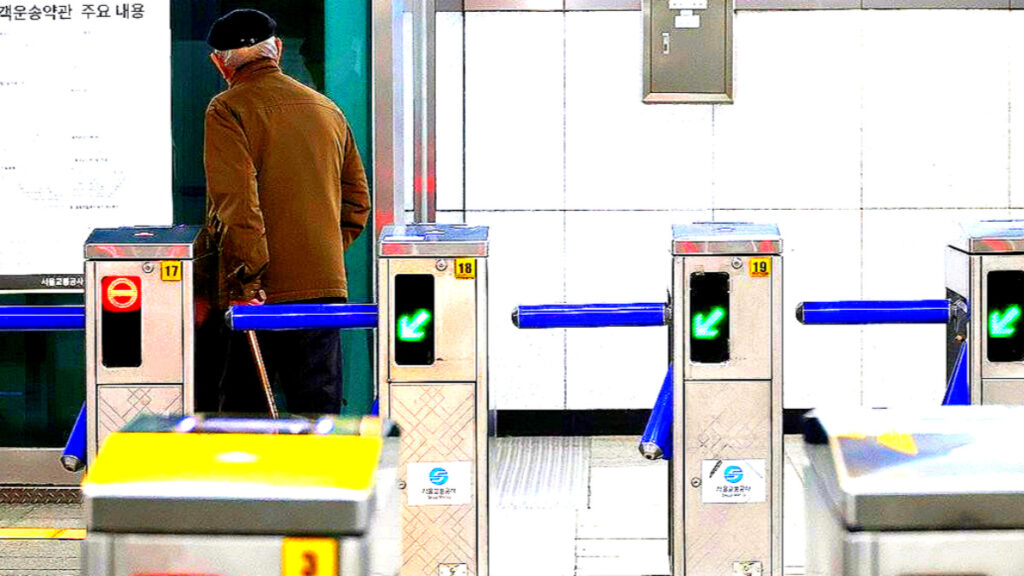 "지하철 적자만 7조원인데" .. 이젠 '이것'까지 환급? 어르신들 '웃음꽃' 1 환급