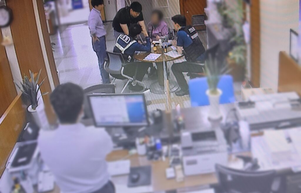 "경찰까지 이러면 이제 뭘 믿고 살아요"… 고령층 겨냥한 섬뜩한 함정, 한순간에 전 재산 '홀라당' 3 경찰